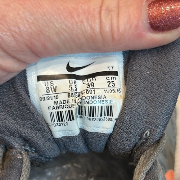 Nike running shoe grey, peach swoosh, white/black soles size 8W - Picture 14 of 14